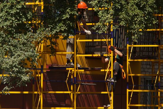 Восстановление многоквартирных домов в Луганске бригадами из РФ