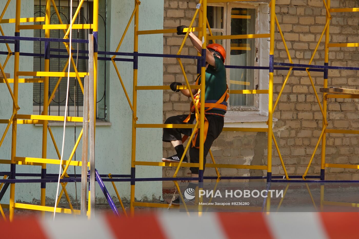 Восстановление многоквартирных домов в Луганске бригадами из РФ