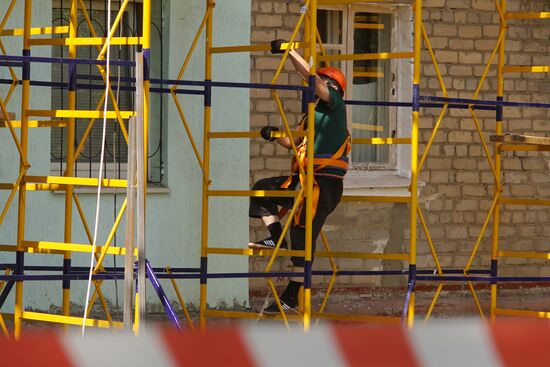 Восстановление многоквартирных домов в Луганске бригадами из РФ