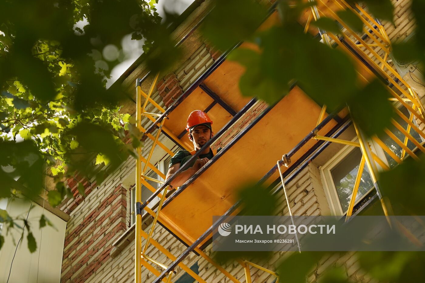 Восстановление многоквартирных домов в Луганске бригадами из РФ