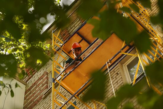 Восстановление многоквартирных домов в Луганске бригадами из РФ