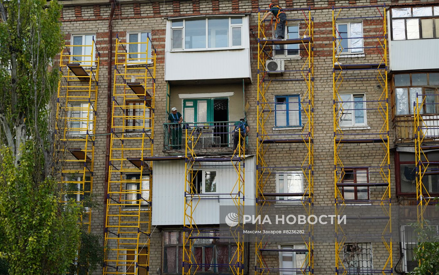 Восстановление многоквартирных домов в Луганске бригадами из РФ