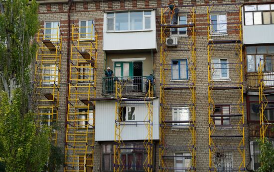 Восстановление многоквартирных домов в Луганске бригадами из РФ