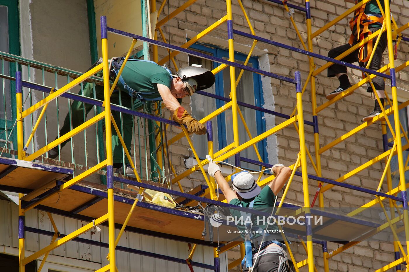 Восстановление многоквартирных домов в Луганске бригадами из РФ