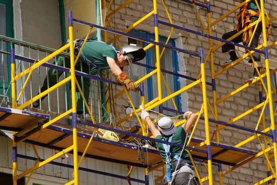 Восстановление многоквартирных домов в Луганске бригадами из РФ