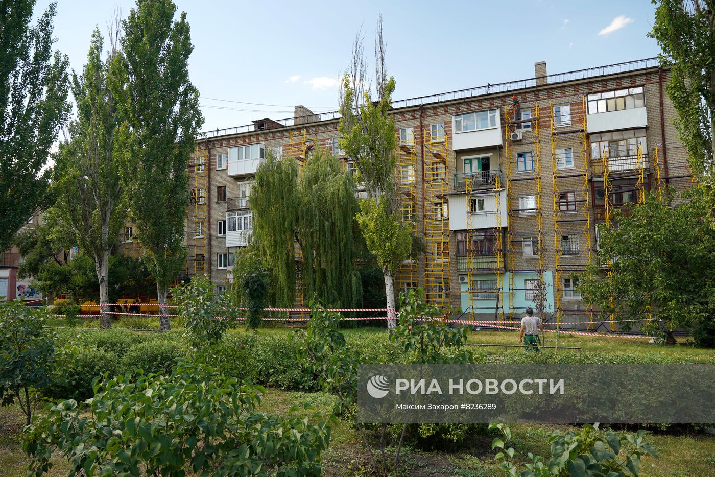 Восстановление многоквартирных домов в Луганске бригадами из РФ