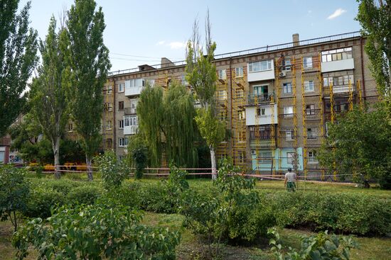 Восстановление многоквартирных домов в Луганске бригадами из РФ