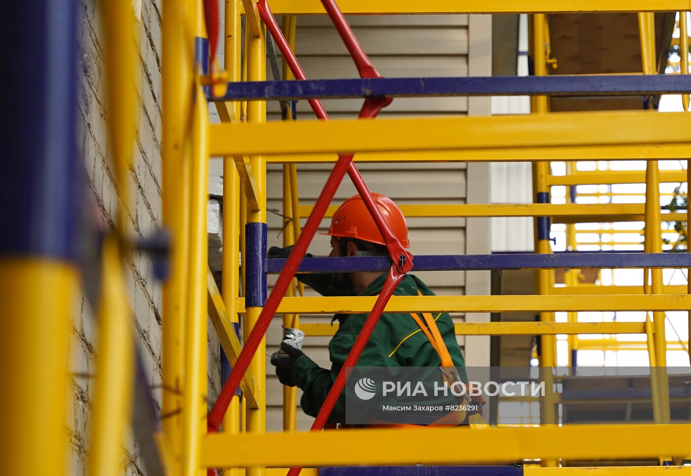 Восстановление многоквартирных домов в Луганске бригадами из РФ