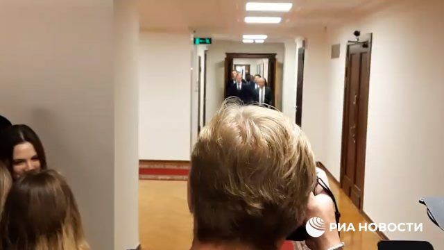 Володин и Мантуров идут в зал заседаний Госдумы