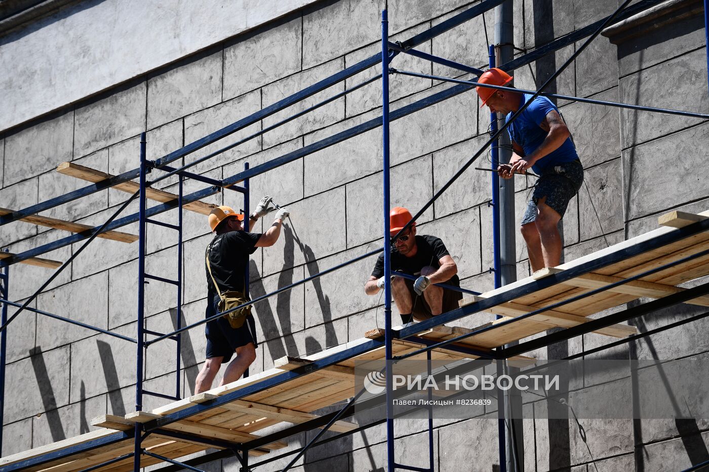 Восстановление разрушенного дворца культуры "Маркохим" в Мариуполе