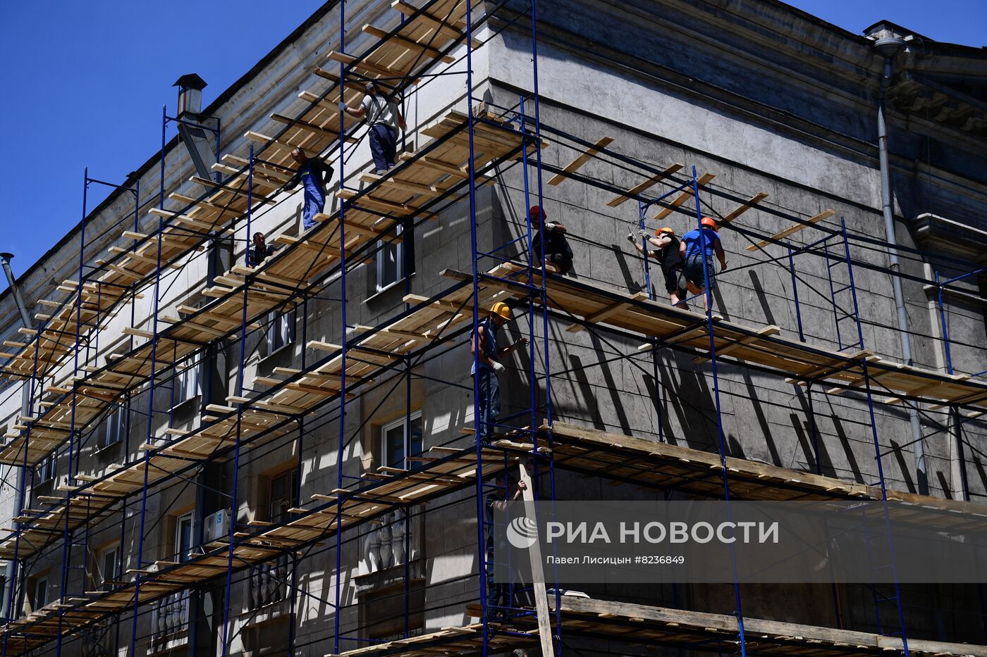 Восстановление разрушенного дворца культуры "Маркохим" в Мариуполе