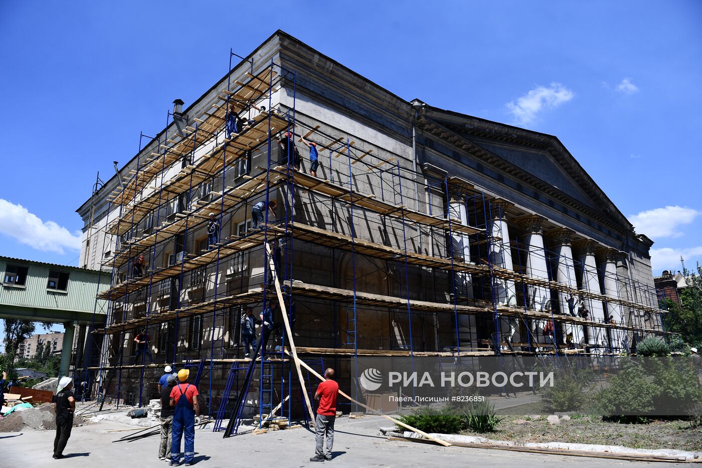 Восстановление разрушенного дворца культуры "Маркохим" в Мариуполе