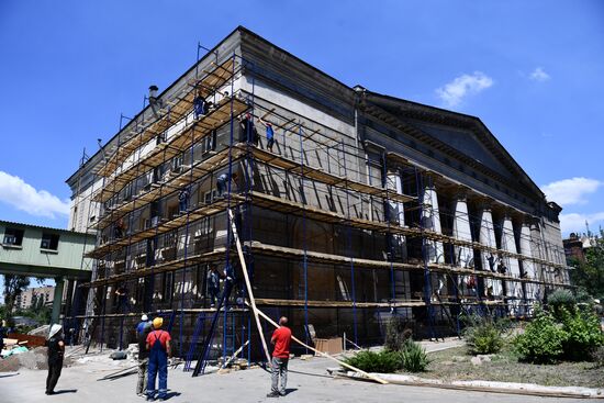 Восстановление разрушенного дворца культуры "Маркохим" в Мариуполе