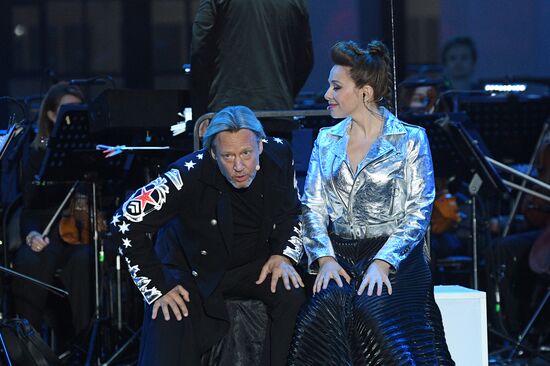 Премьера спектакля "Рабочий и Колхозница. Гала. 85 лет любви"