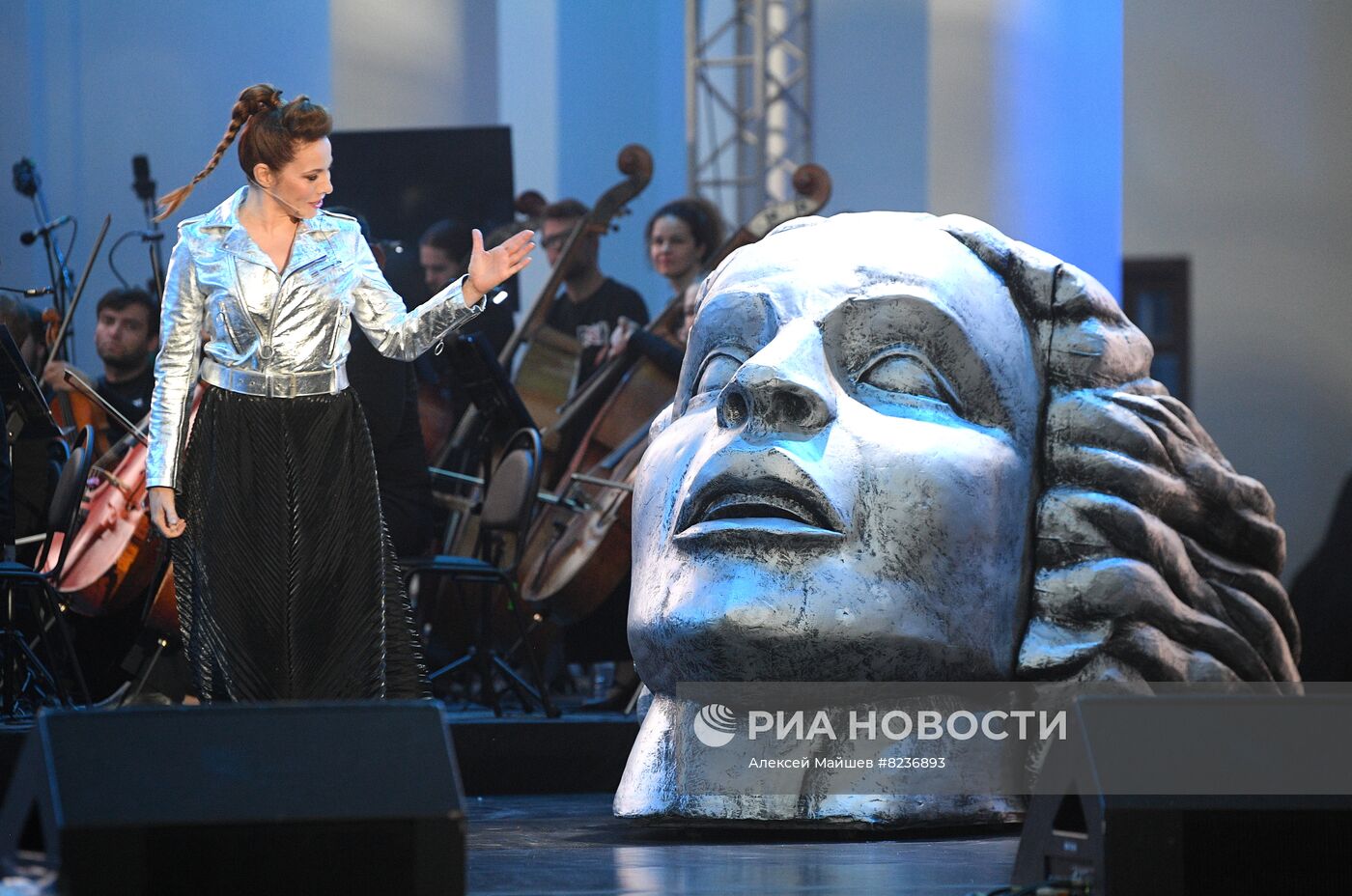 Премьера спектакля "Рабочий и Колхозница. Гала. 85 лет любви"