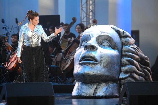 Премьера спектакля "Рабочий и Колхозница. Гала. 85 лет любви"