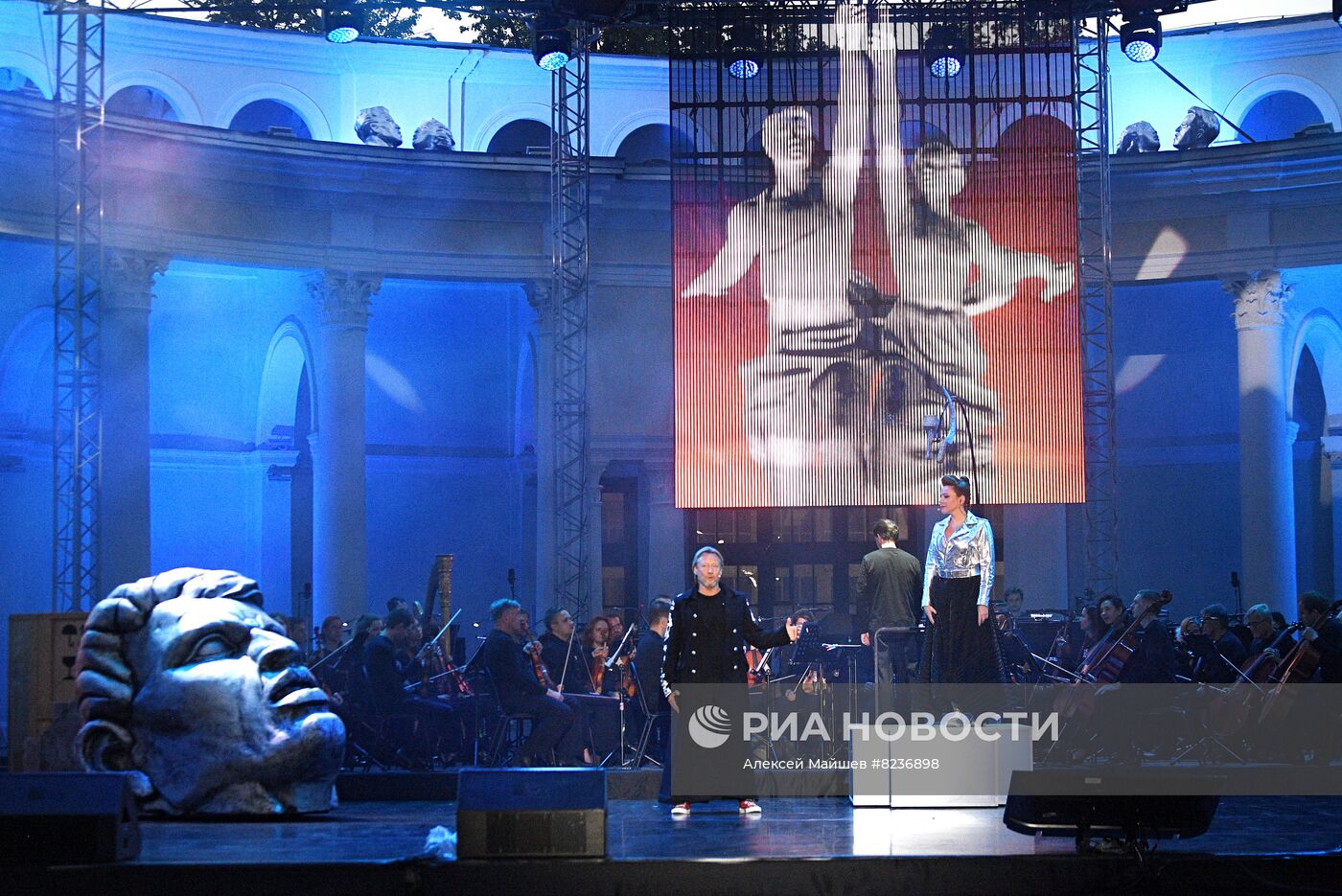 Премьера спектакля "Рабочий и Колхозница. Гала. 85 лет любви"