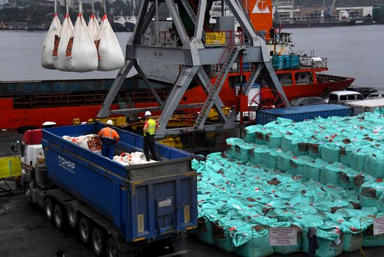Погрузка цемента на Морском вокзале во Владивостоке