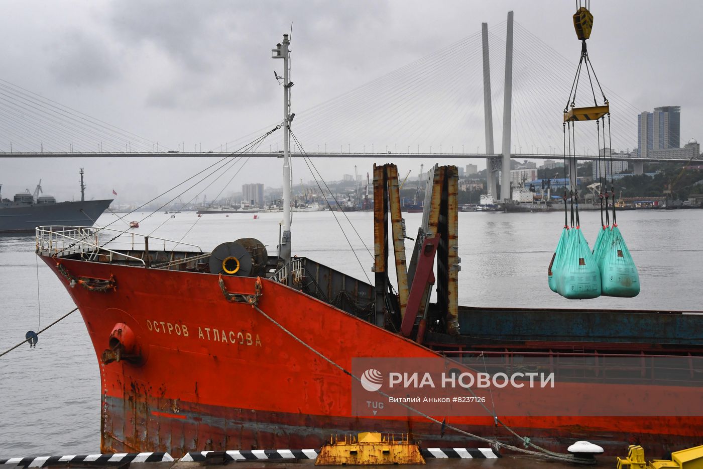 Погрузка цемента на Морском вокзале во Владивостоке