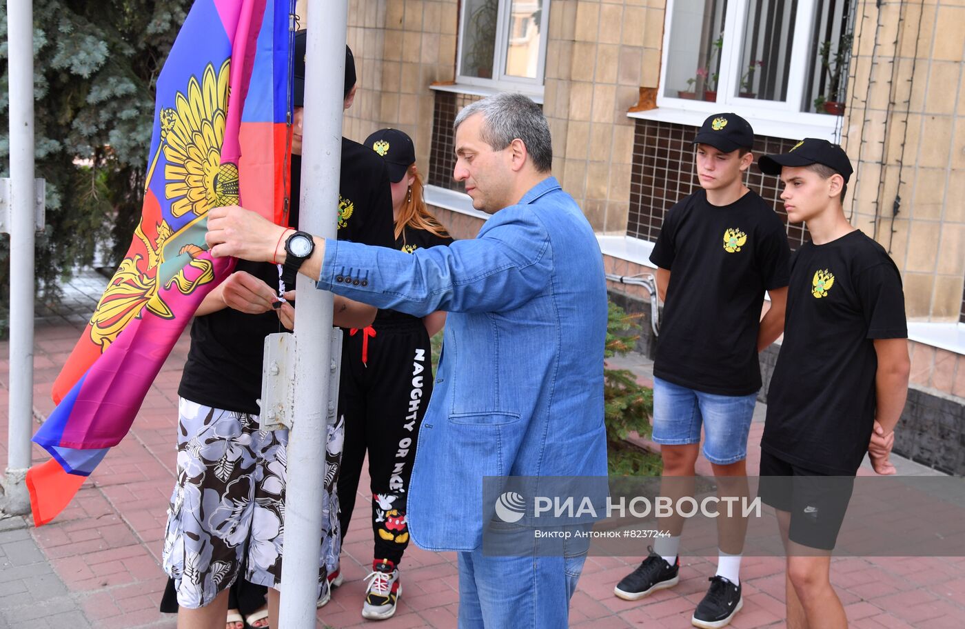 Поднятие нового флага на военно-гражданской администрации в г. Купянске