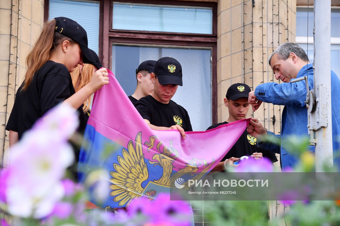 Поднятие нового флага на военно-гражданской администрации в г. Купянске