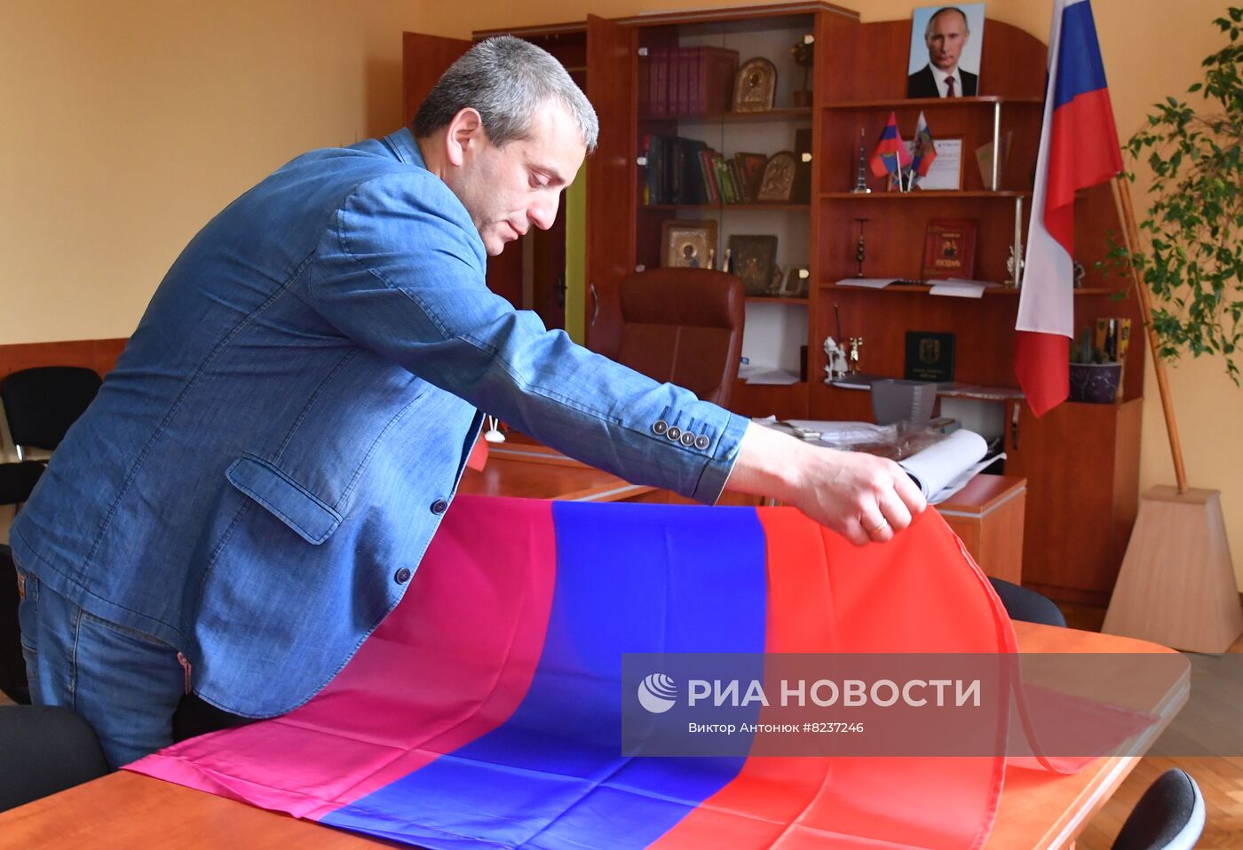 Поднятие нового флага на военно-гражданской администрации в г. Купянске