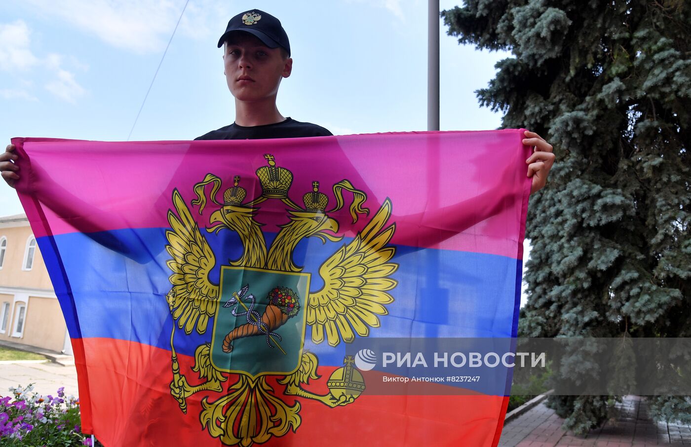 Поднятие нового флага на военно-гражданской администрации в г. Купянске