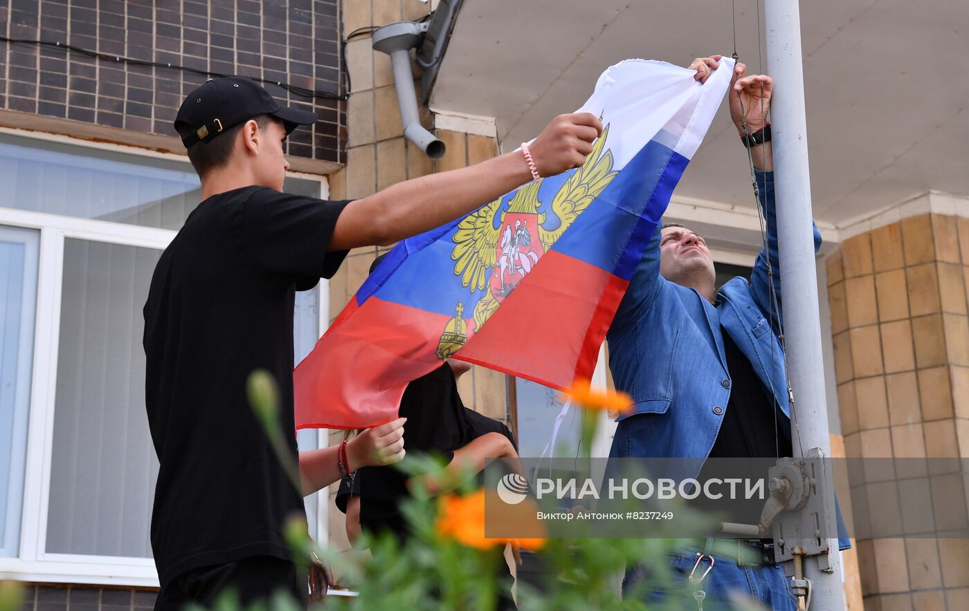 Поднятие нового флага на военно-гражданской администрации в г. Купянске