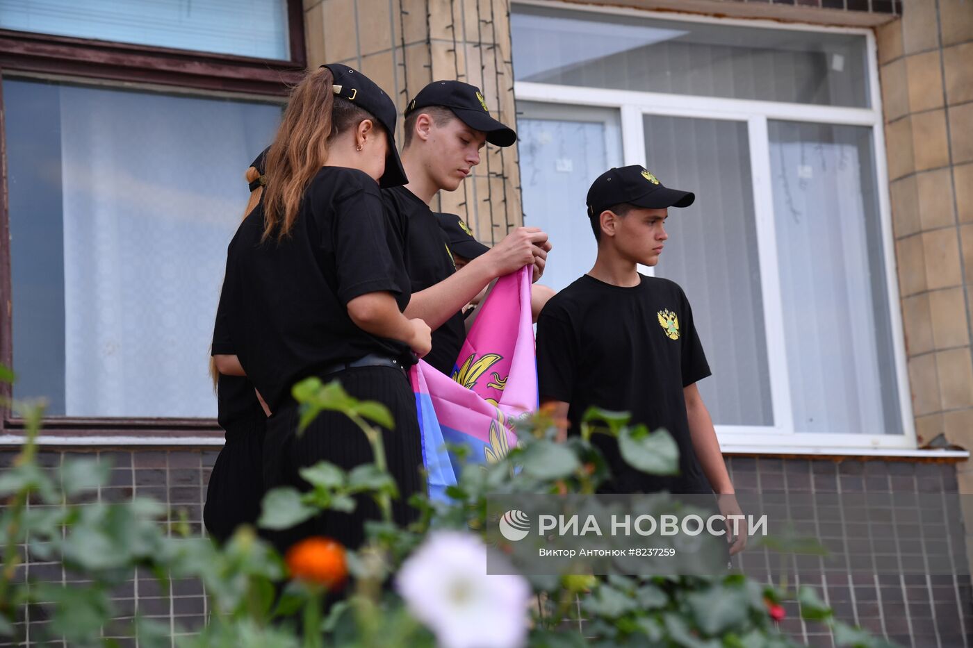 Поднятие нового флага на военно-гражданской администрации в г. Купянске