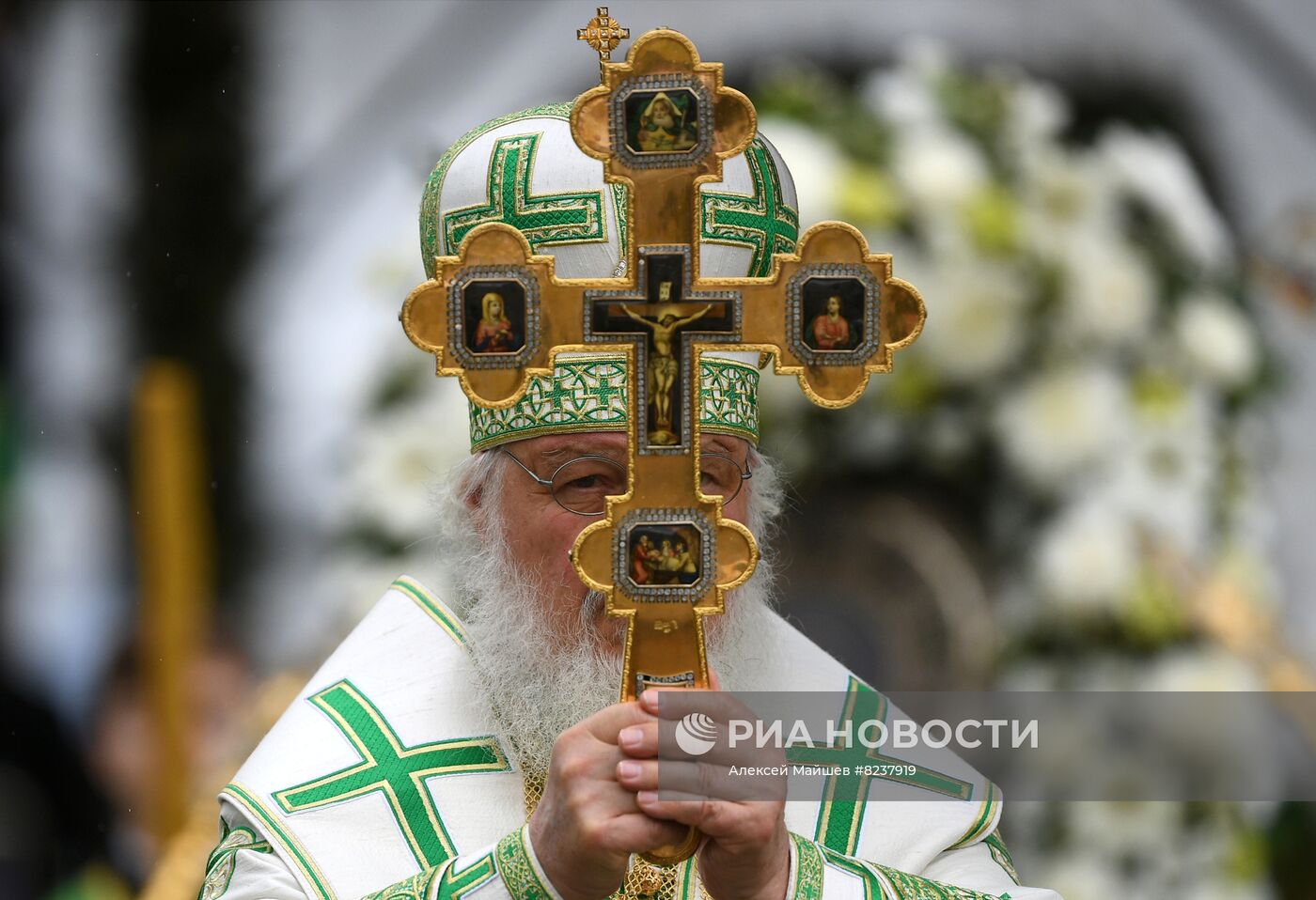 Патриаршее служение на Соборной площади Свято-Троицкой Сергиевой Лавры