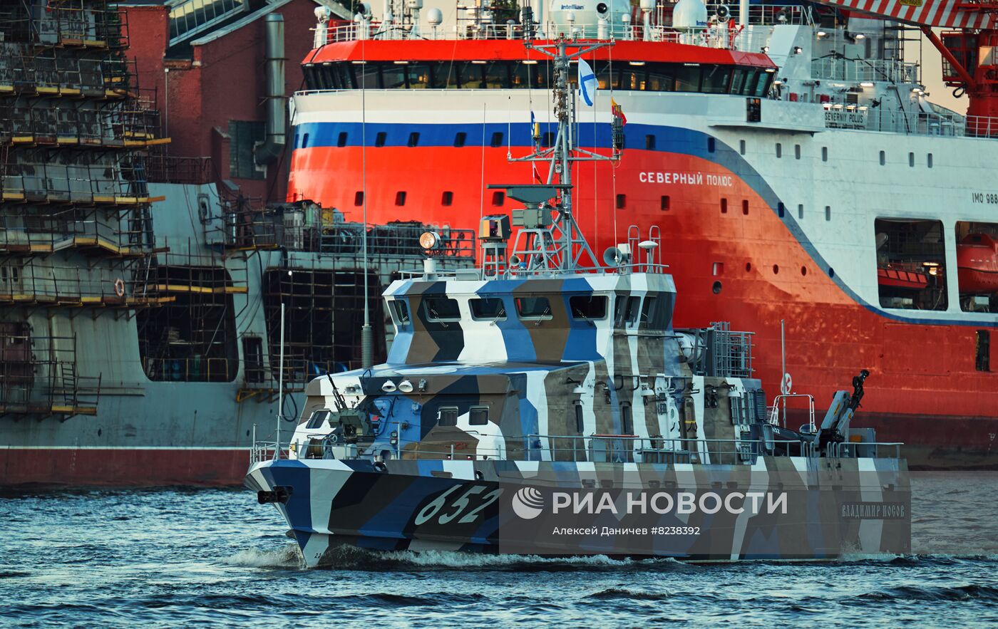 Репетиция парада ко Дню ВМФ в Санкт-Петербурге