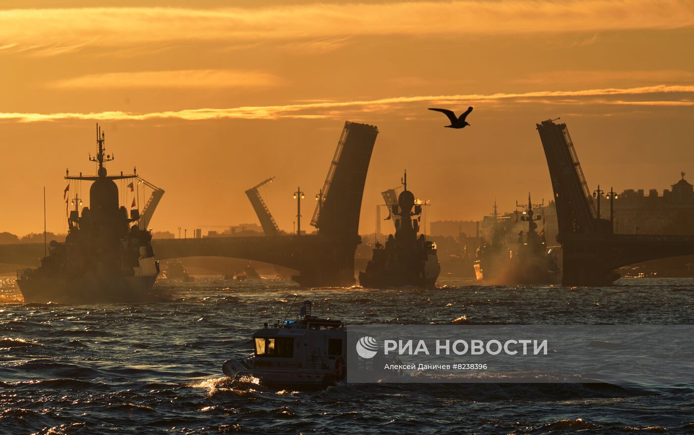 Репетиция парада ко Дню ВМФ в Санкт-Петербурге