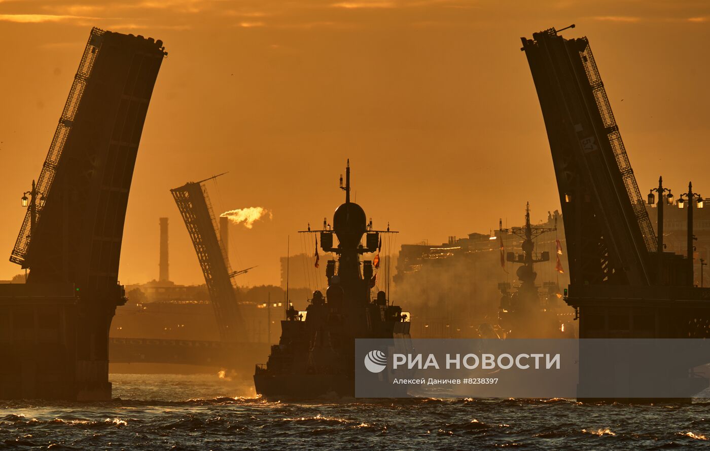 Репетиция парада ко Дню ВМФ в Санкт-Петербурге