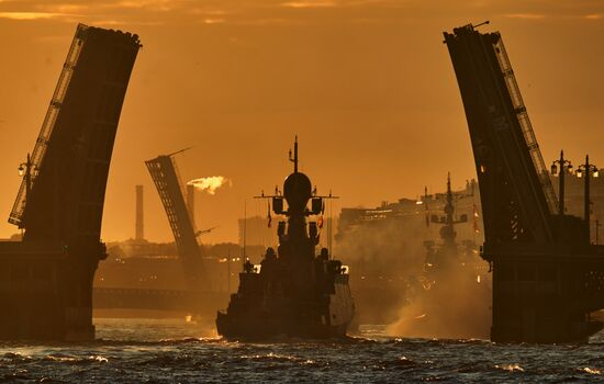 Репетиция парада ко Дню ВМФ в Санкт-Петербурге