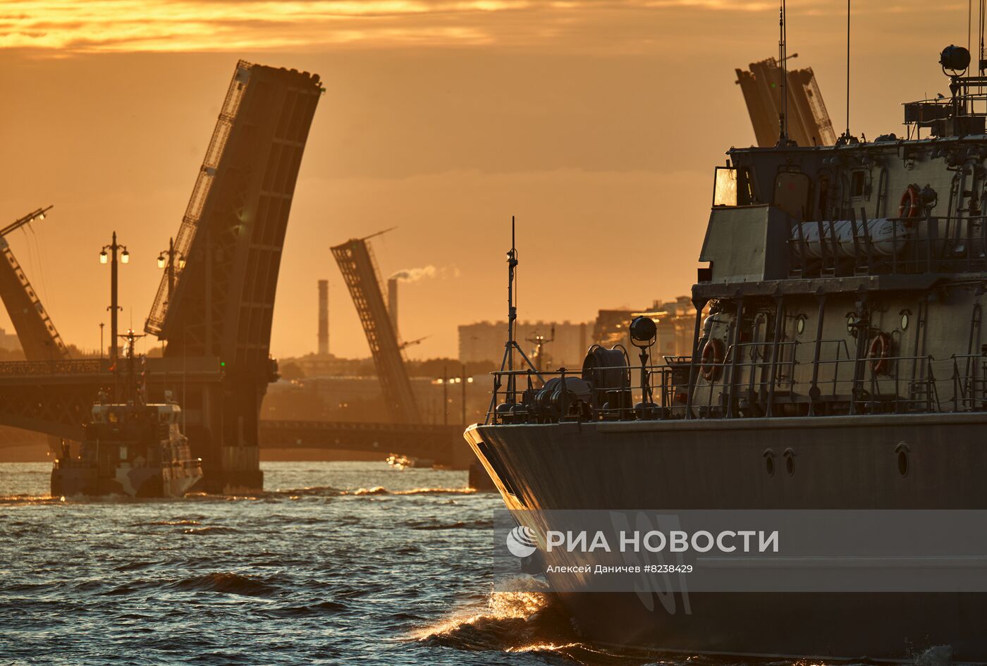 Репетиция парада ко Дню ВМФ в Санкт-Петербурге