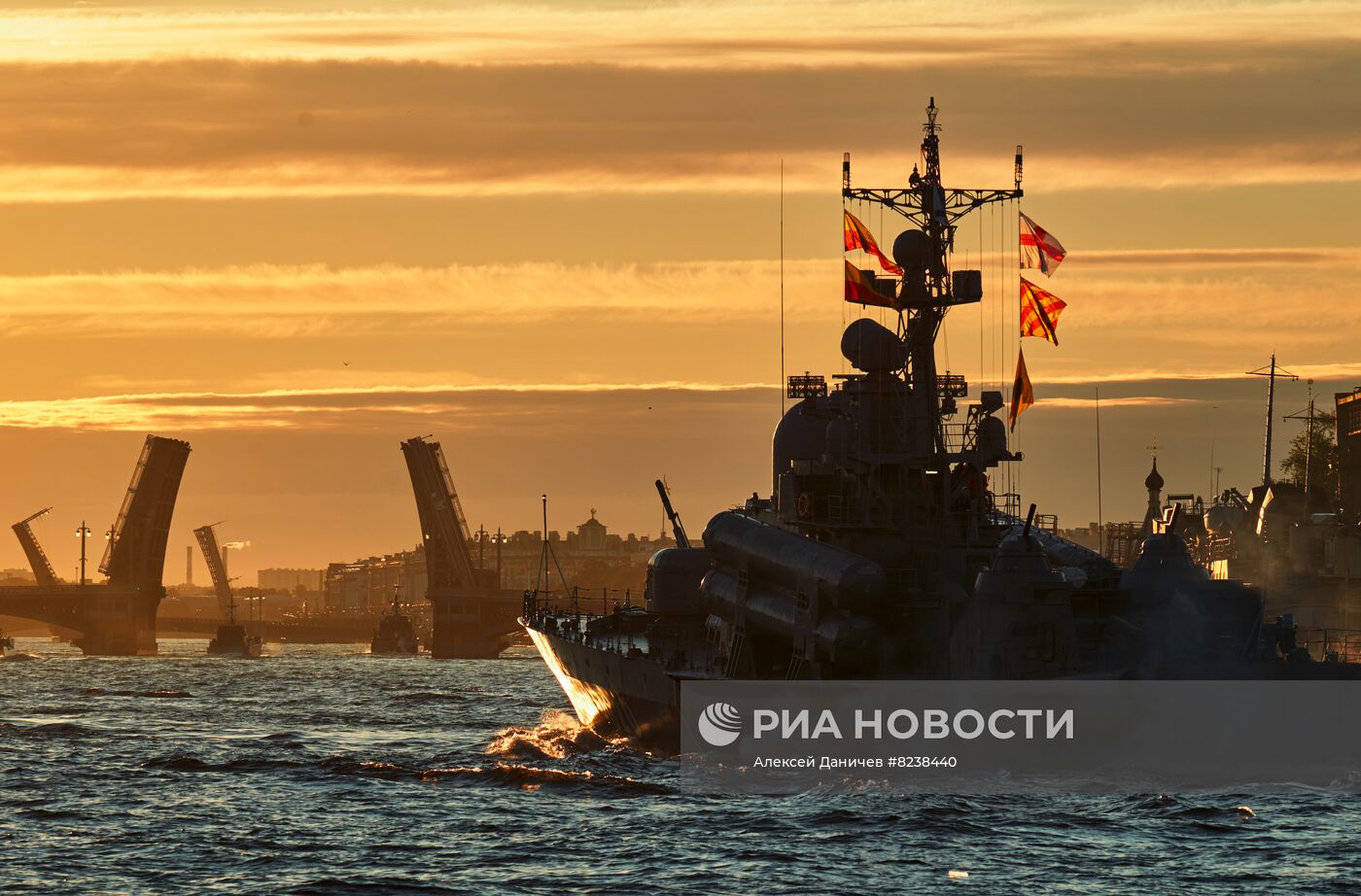 Репетиция парада ко Дню ВМФ в Санкт-Петербурге