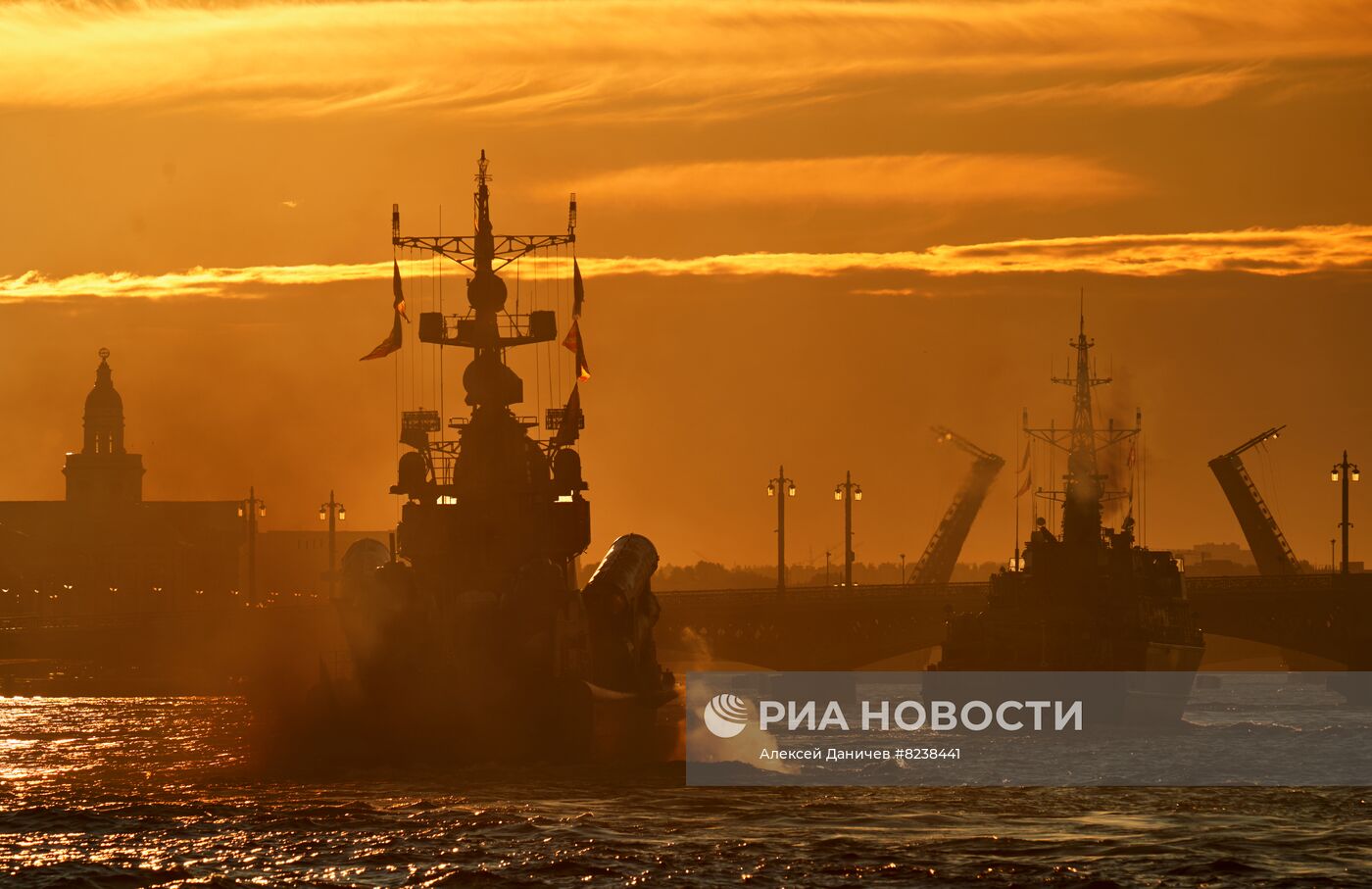 Репетиция парада ко Дню ВМФ в Санкт-Петербурге