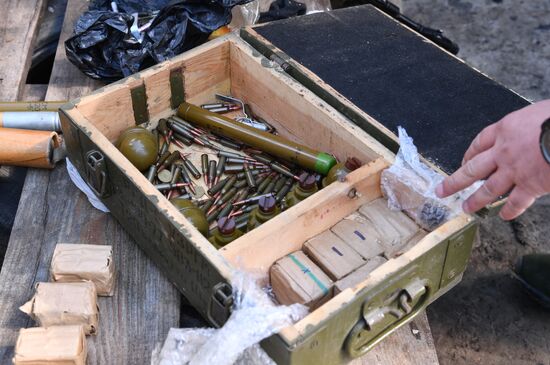 Бойцы отдельного батальона МВД ЛНР нашли схрон с боеприпасами у жителя Харьковской области