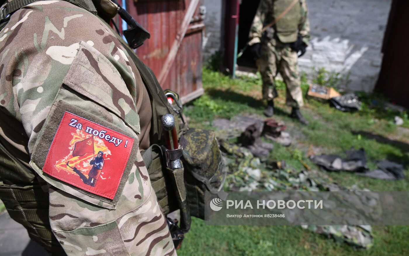 Бойцы отдельного батальона МВД ЛНР нашли схрон с боеприпасами у жителя 