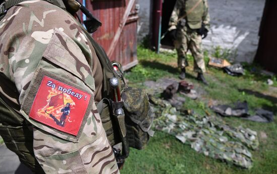 Бойцы отдельного батальона МВД ЛНР нашли схрон с боеприпасами у жителя 