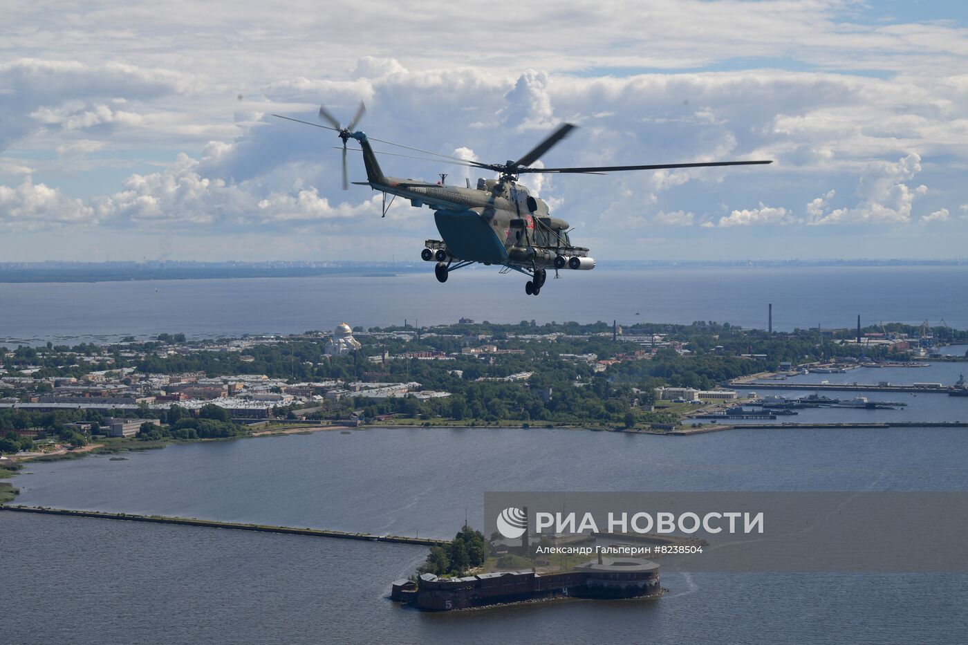 Репетиция парада ко Дню ВМФ в Санкт-Петербурге