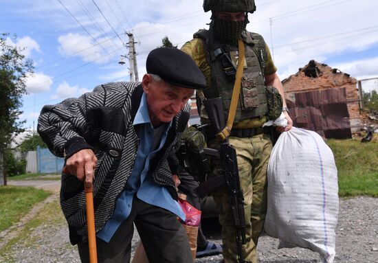 Эвакуация жителей поселка Казачья Лопань в Россию из-за украинских обстрелов