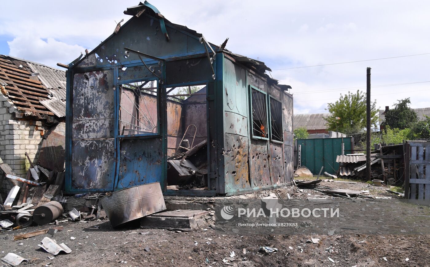 Эвакуация жителей поселка Казачья Лопань в Россию из-за украинских обстрелов