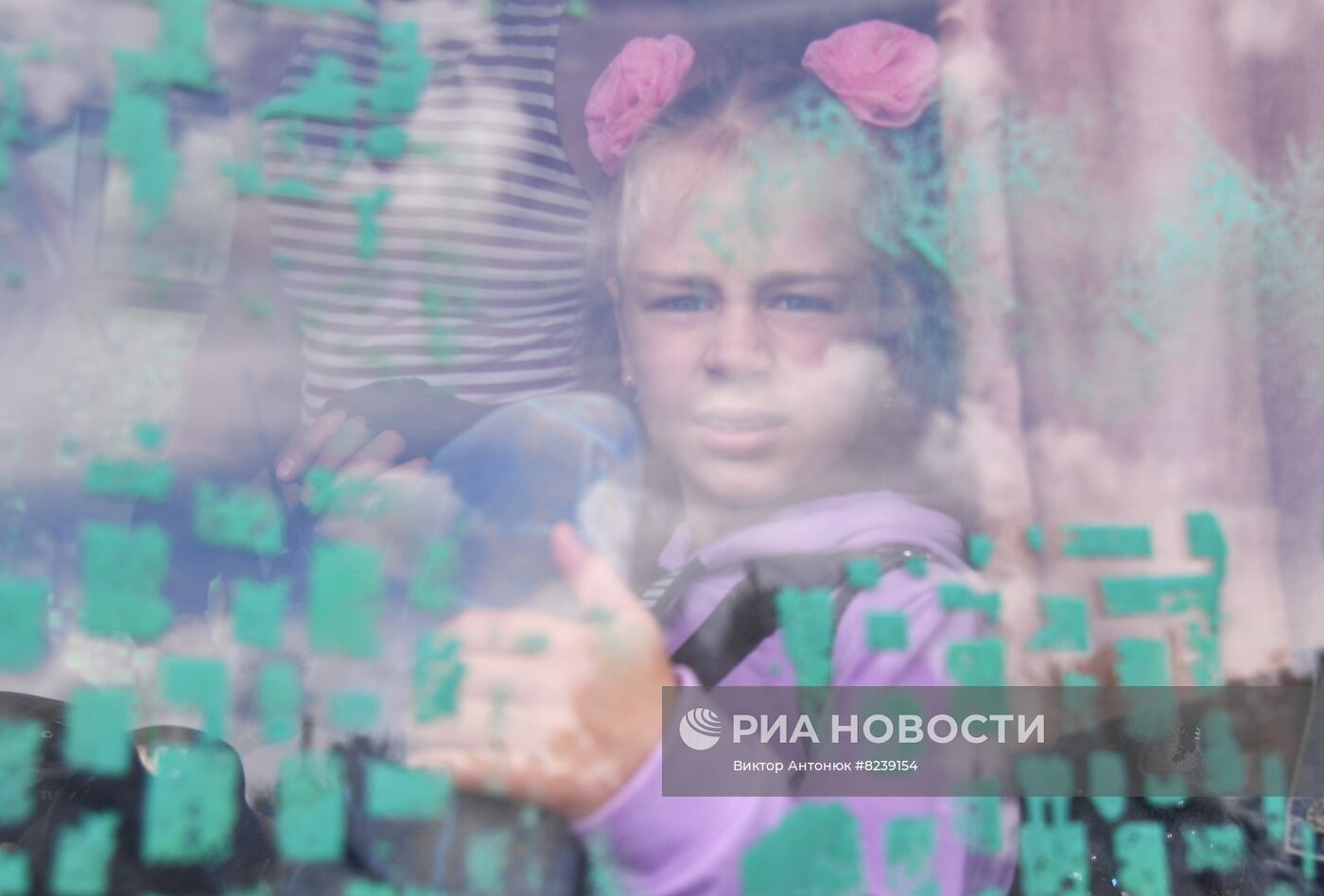 Эвакуация жителей поселка Казачья Лопань в Россию из-за украинских обстрелов