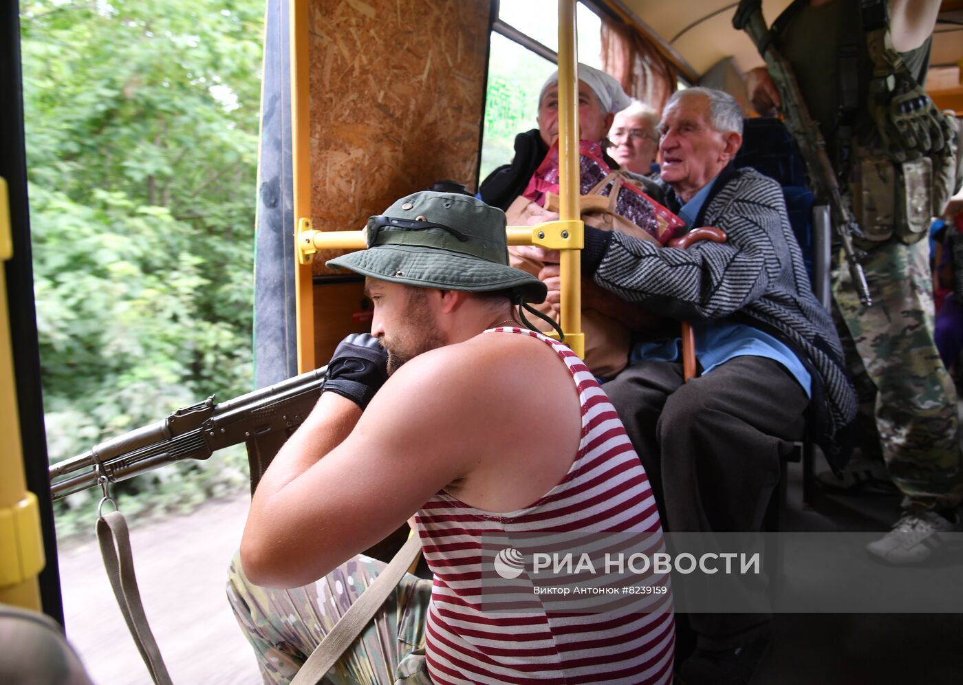 Эвакуация жителей поселка Казачья Лопань в Россию из-за украинских обстрелов