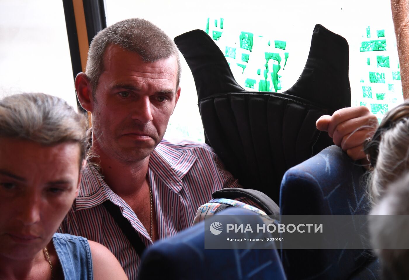 Эвакуация жителей поселка Казачья Лопань в Россию из-за украинских обстрелов