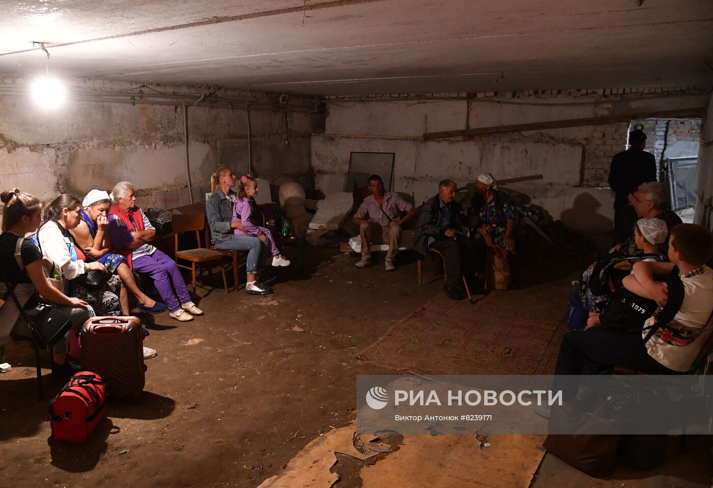 Эвакуация жителей поселка Казачья Лопань в Россию из-за украинских обстрелов