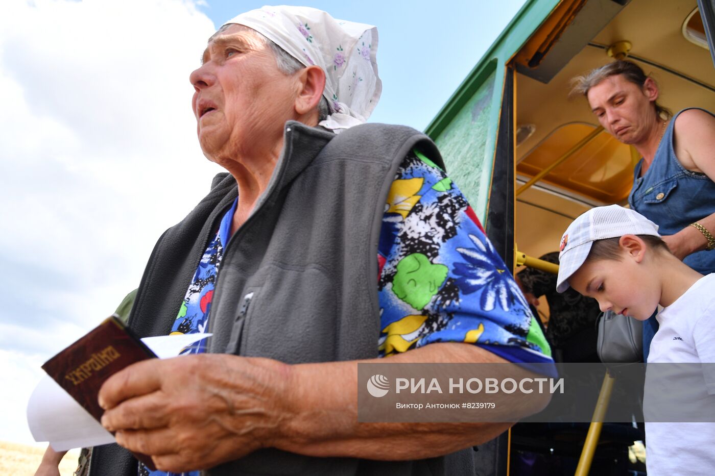 Эвакуация жителей поселка Казачья Лопань в Россию из-за украинских обстрелов