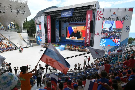 Президент РФ В. Путин встретился с финалистами конкурса "Большая перемена"