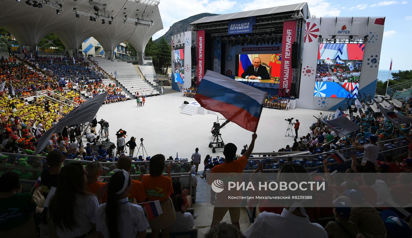 Президент РФ В. Путин встретился с финалистами конкурса "Большая перемена"